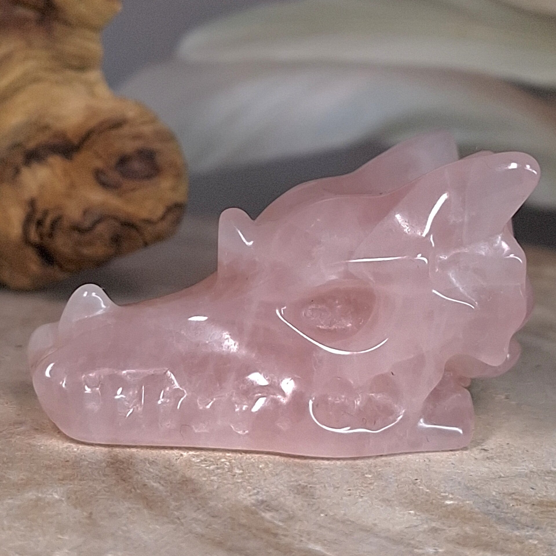 Rozekwarts Draak. Mooie drakenschedel van Rozenkwarts.