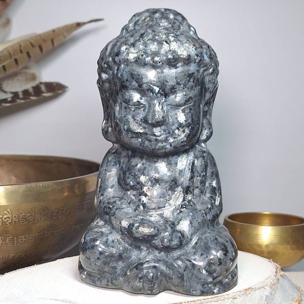 Larvikiet Boeddha XL 20 cm 2,7 kilo. Mooie Buddha met veel flash.