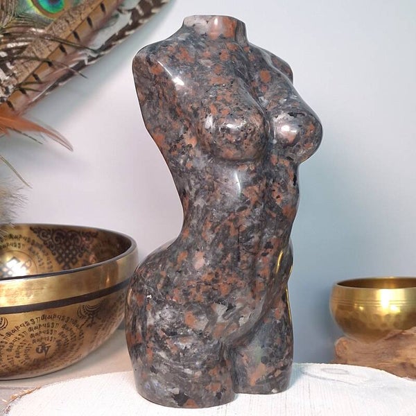 Yooperliet torso, body van syaniet in Sodaliethoudend fluoriserend gesteente XL