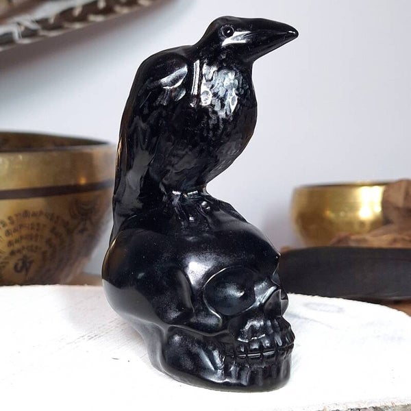 Obsidiaan Schedel. Skull met kraai / raaf.