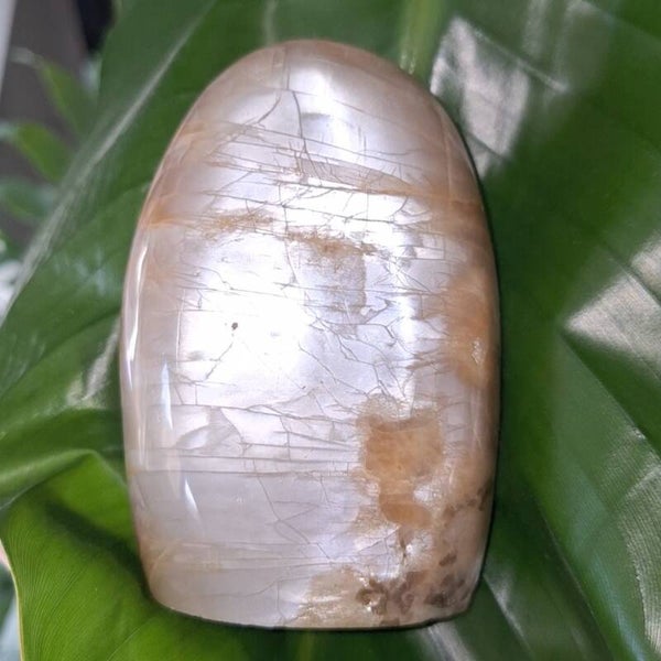 Maansteen sculptuur met full "flash" aan beide kanten