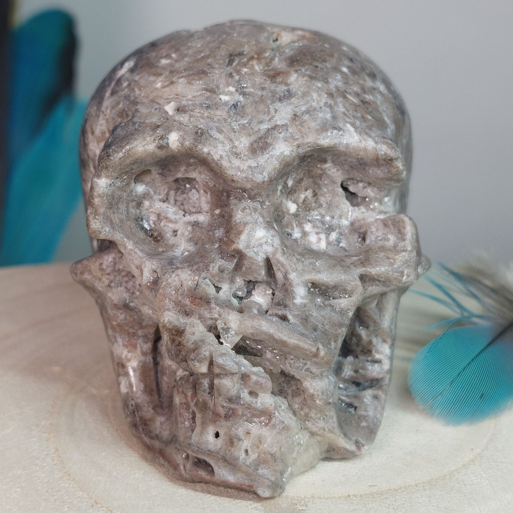 Chalcedoon skull uit Indonesië. Heeft ook mooie sprankelende kristalletjes
