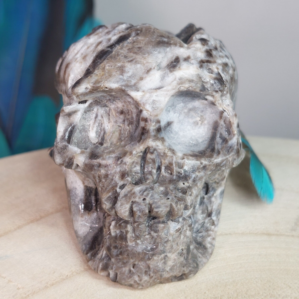 Chalcedoon skull uit Indonesië. Heeft ook mooie sprankelende kristalletjes