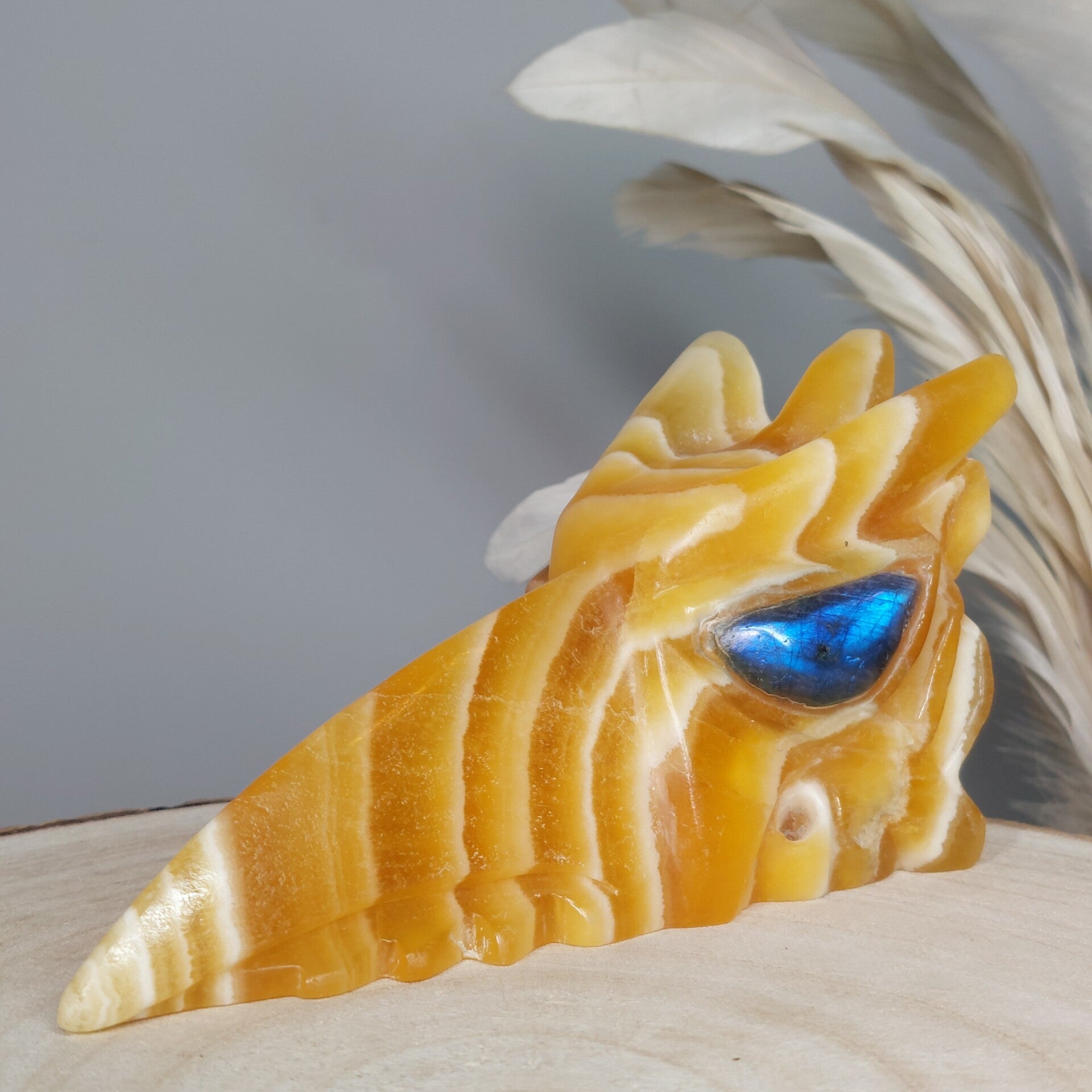 Calciet Feniks. Prachtige grote Phoenix van Gele Calciet met Labradoriet ogen 14cm