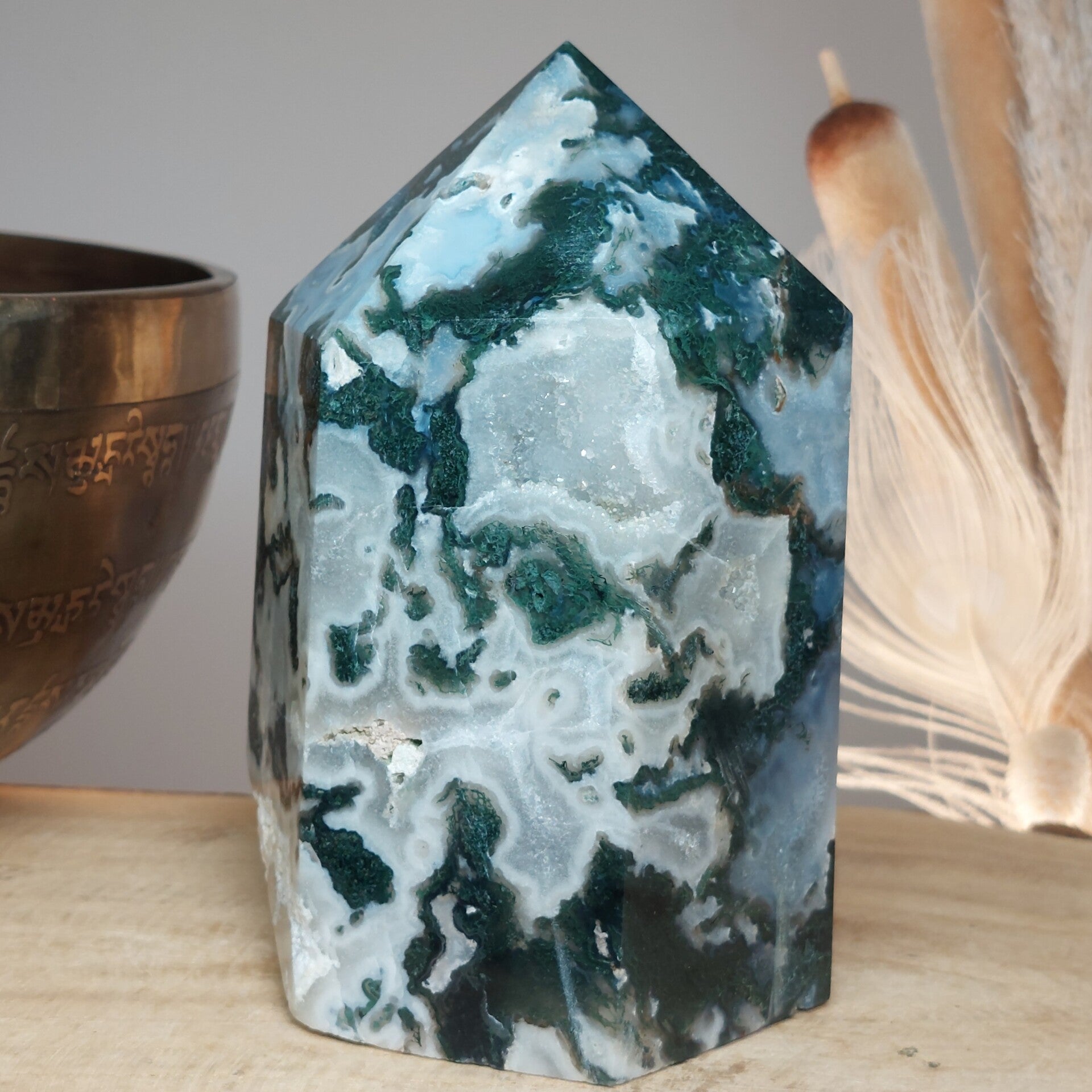 Mosagaat. Prachtige grote Mosagaat toren van 1,6kg met prachtige kristallen en lichtblauwe Chalcedoon.