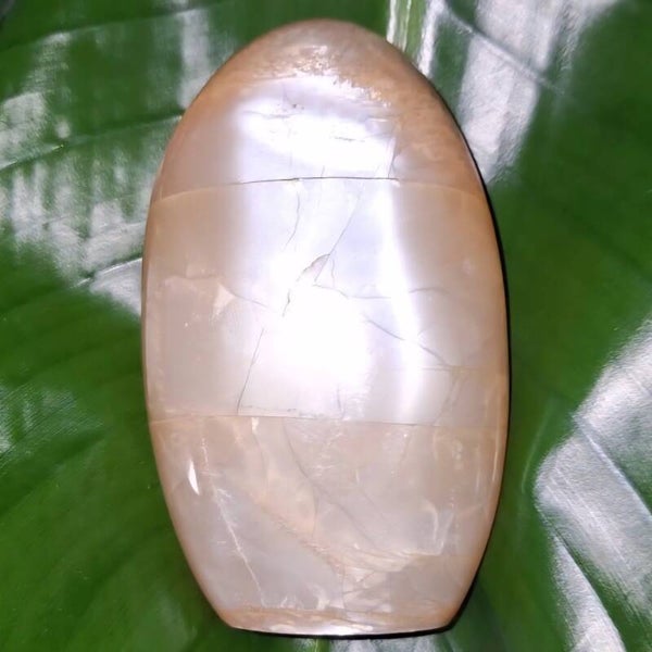 Maansteen sculptuur met full "flash" aan beide kanten