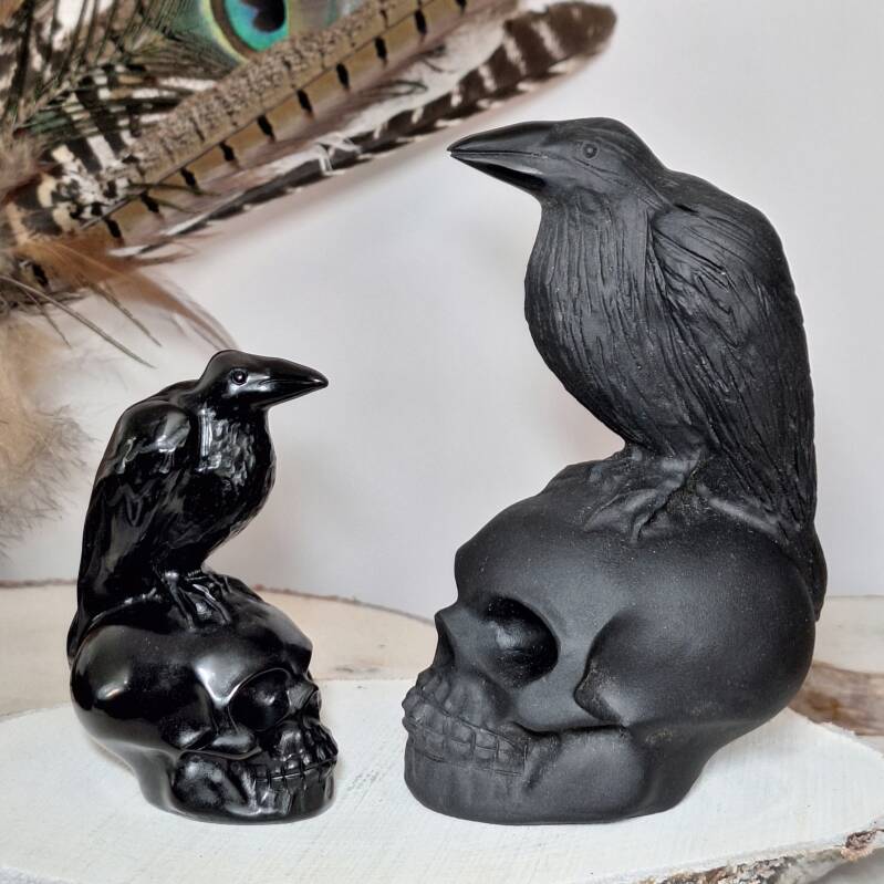 Obsidiaan schedel met kraai