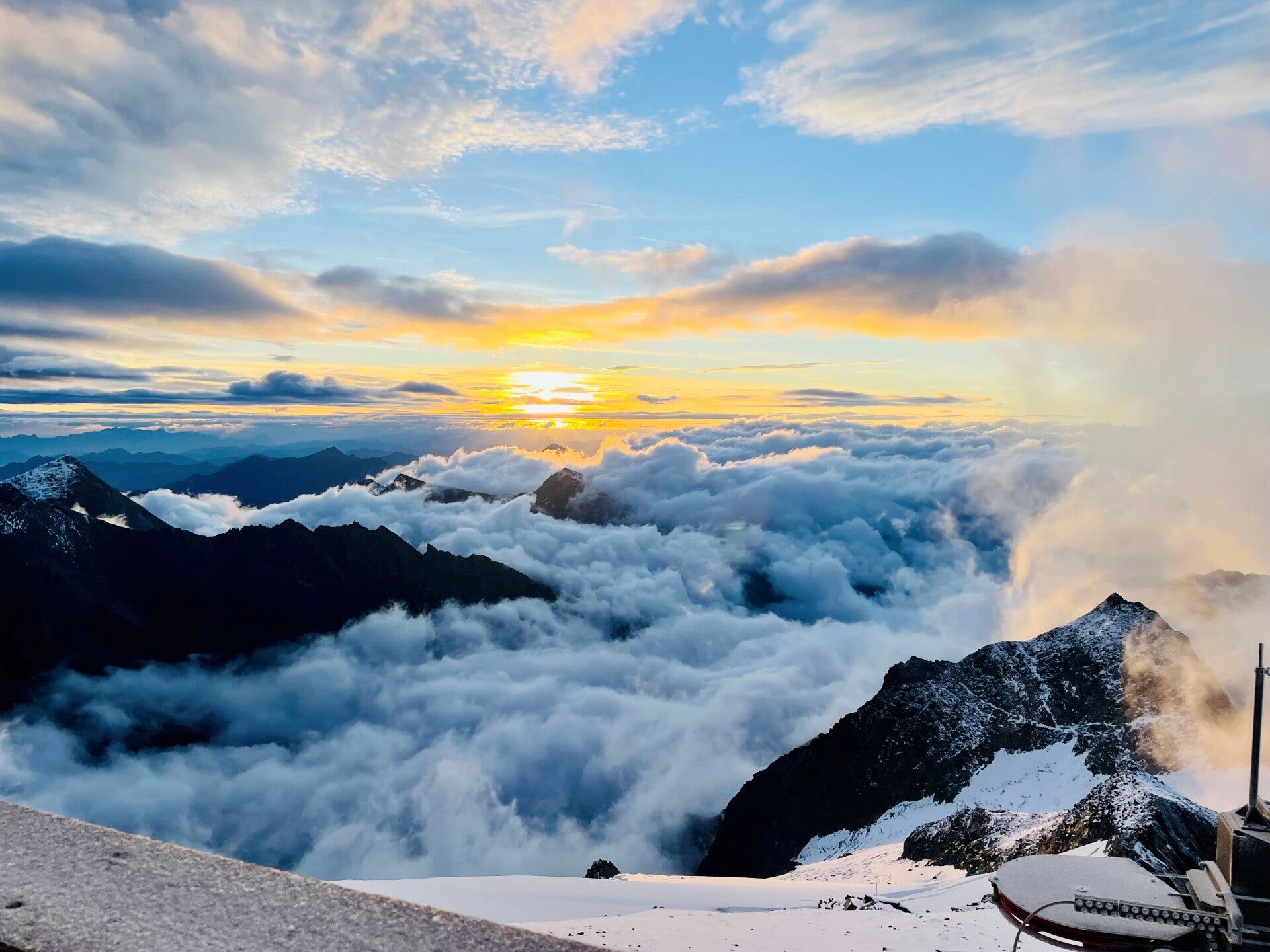 Sonnenaufgang am Berg, im Tal ein Wolkenmeer