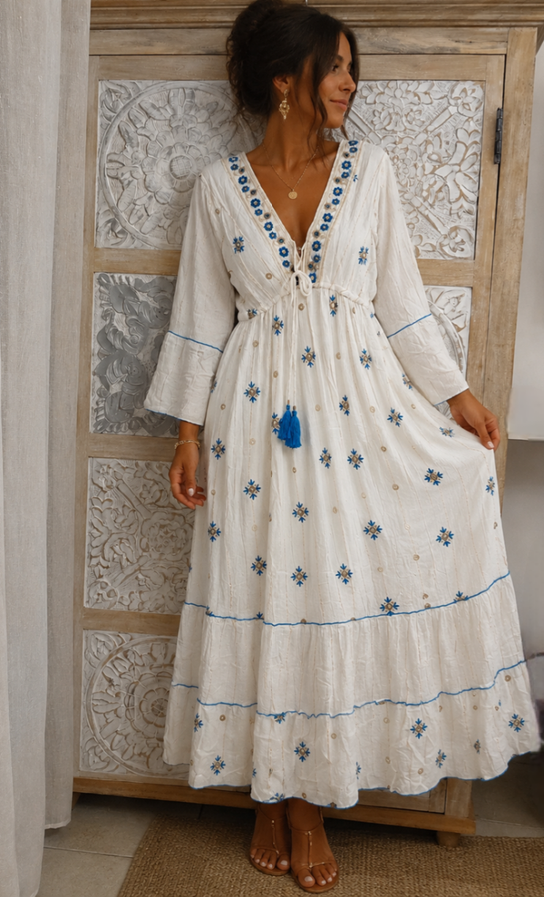 Robe bohème blanche brodée en bleu