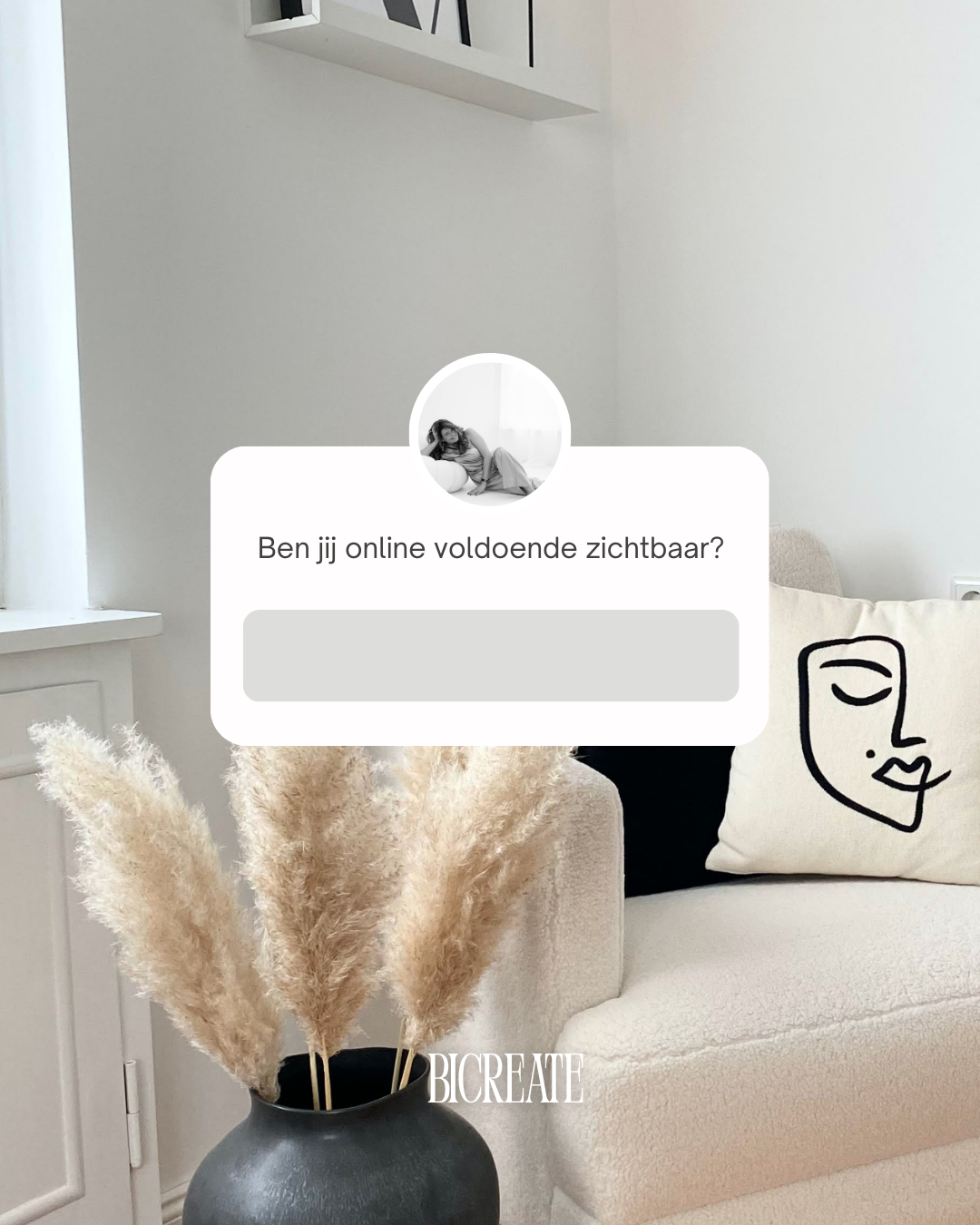Een afbeelding van een huiskamer met daarin een zoekbalk met de vraag "ben jij online voldoende zichtbaar"
