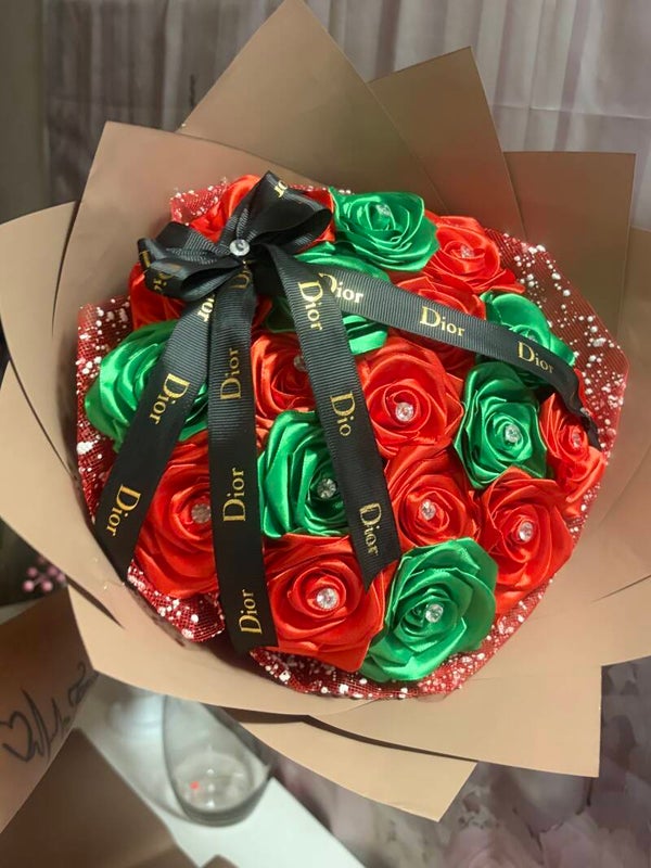 Bouquet di rose in seta roso e verde