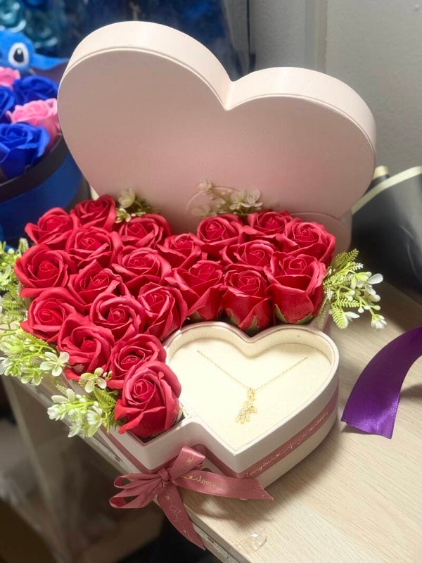 Cuore con le rose e collana