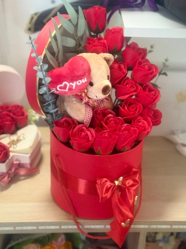 Rose con orsetto in scatola