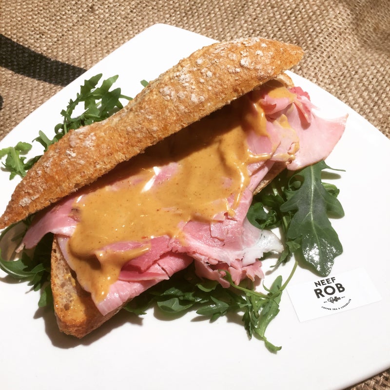 Warme beenham met honing mosterd saus