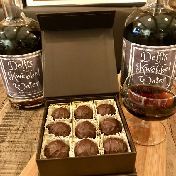Kwebbelballen, pure chocolade bonbons gevuld met onze eigen koffielikeur