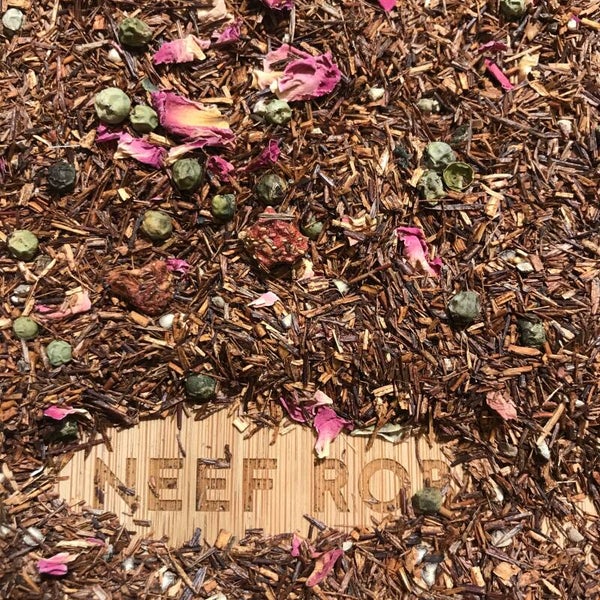 Rooibos met aardbei, peper en rozenknopjes om warm en koud te drinken.