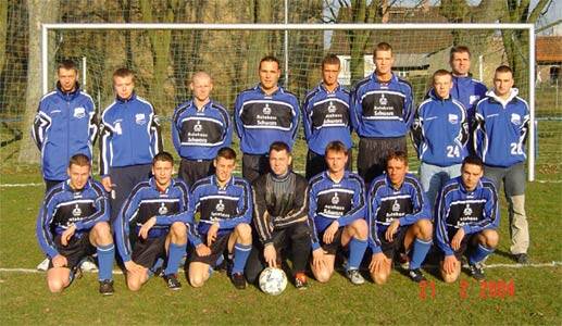 Mannschaft 2003/04: h.v.l.: Klinkenberg, Schneck, Marian Hoffmann, Conrad, Leumann, Formella, Mario Hoffmann, Vorsitzender Dieckhoff, Safjulin; v.v.l: Arndt, Gatzke, Ludwig, Wurzel, Nowaczyk, J. Lindemann, F. Lindemann
