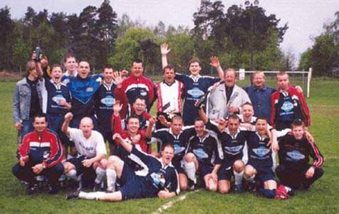 Staffelsieger 2. KK 2002/03; H.v.l. Henke, Arndt, Formella, Conrad, H. Ludwig, Hussner, Merzokat, Wittmann, Kolasinski, Ardnt, Schneck; V.v.l: Pfefferkorn, Hoffmann, Welk, Wurzel, P. Ludwig, Jochens, Nowaczyk, Lindemann, Breitschwert, Gatzke, Witte 