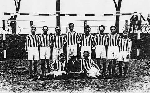 Fußballmannschaft von 1933: Hinten von links: E. Lamprecht, n. b., Georg Kreuzer, Otto Kurth, Seppel Edenhofer, Kurt Doost, Hermann Timm, Erich Schmidt Vorne von links: Erwin Kreuzer, Albert Berg, Karl Frenzel