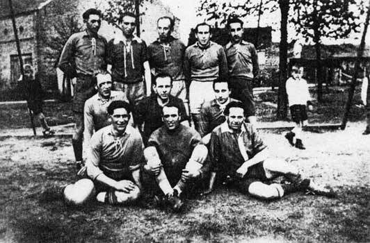 Grüneberger Mannschaft kurz nach dem Krieg: H. v. l.: Paul Schädlich, Heinz Schlottmann, Paul Mohrin, Calli Arndt, Franz Brückmann;  M. v. l.: Fritz Piske, Helmut Schwarz, Wolfgang Loerke;  V. v. l.: Gottfried Galster, Paul Hahn, Otto Schwarz