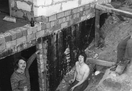 Fleißige Helfer beim Bau des Sportlerheims.