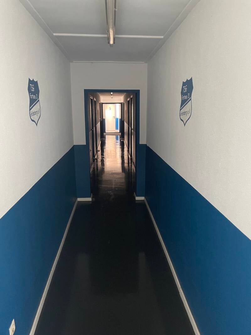 Weg zu den Umkleidekabinen