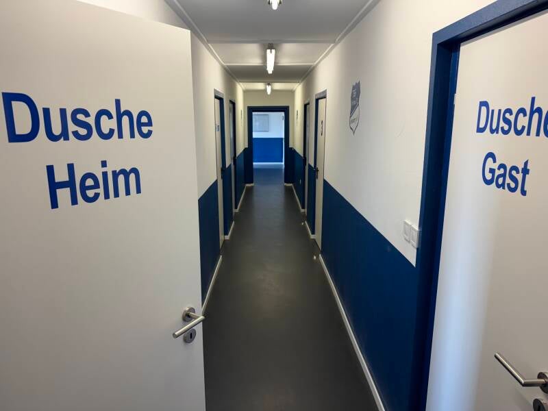 Weg zu den Umkleidekabinen