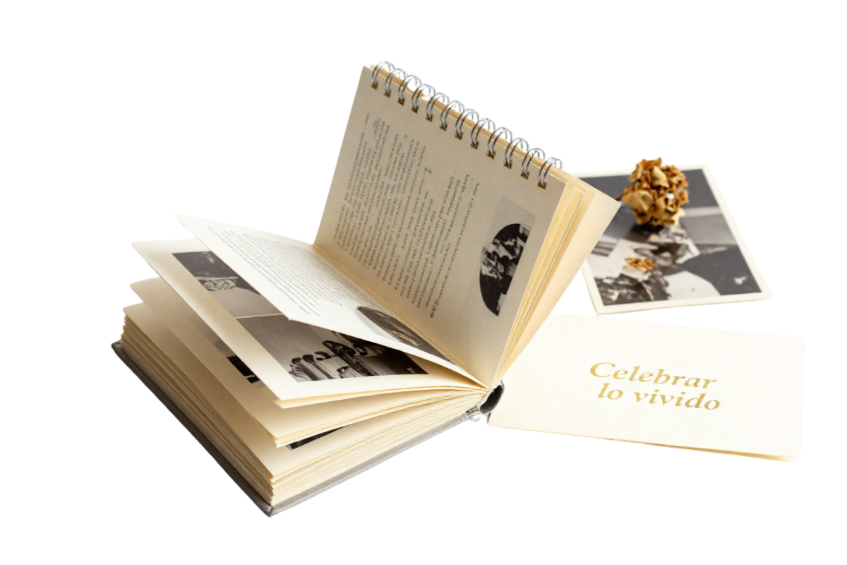 Librito personalizado abierto con fotografías y textos breves