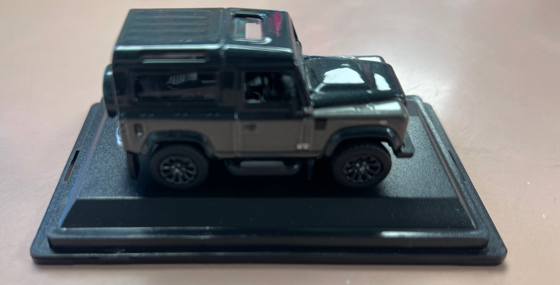 Land Rover Defender 90 station miniature scale 1:76