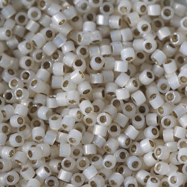 DB 1451 Silver Lined Pale Cream Opal