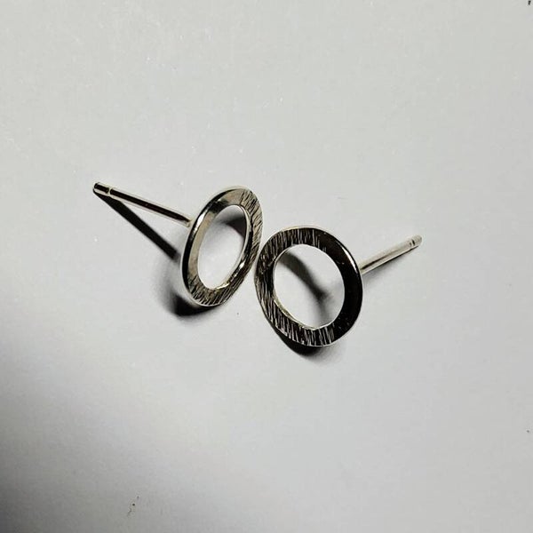 Silver ring 8mm line hammered stud earring
