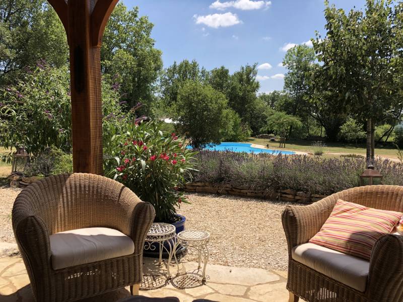 Tuin terras vakantiehuis met prive zwembad