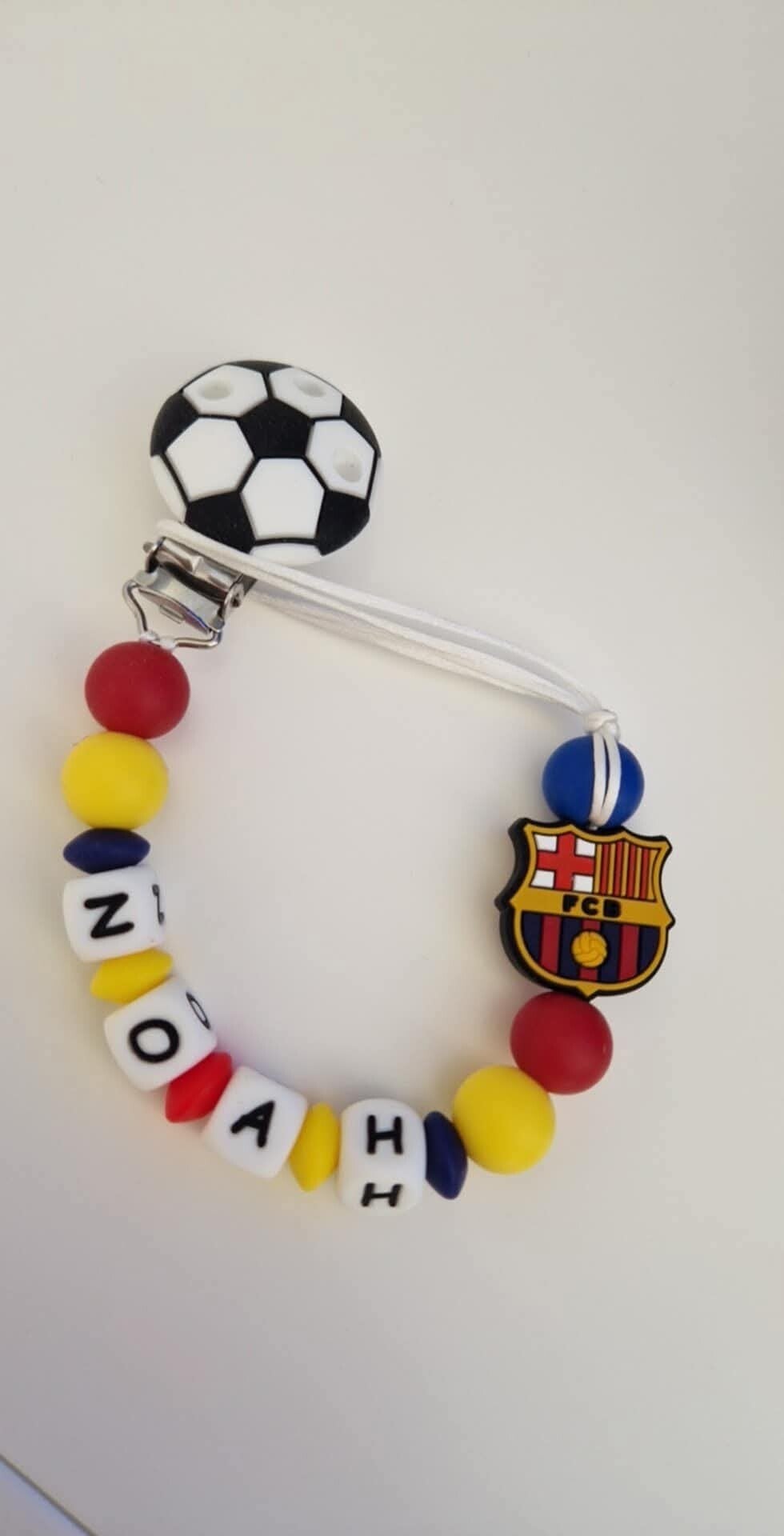 Attache Tétine personnalisé en silicone sur le football