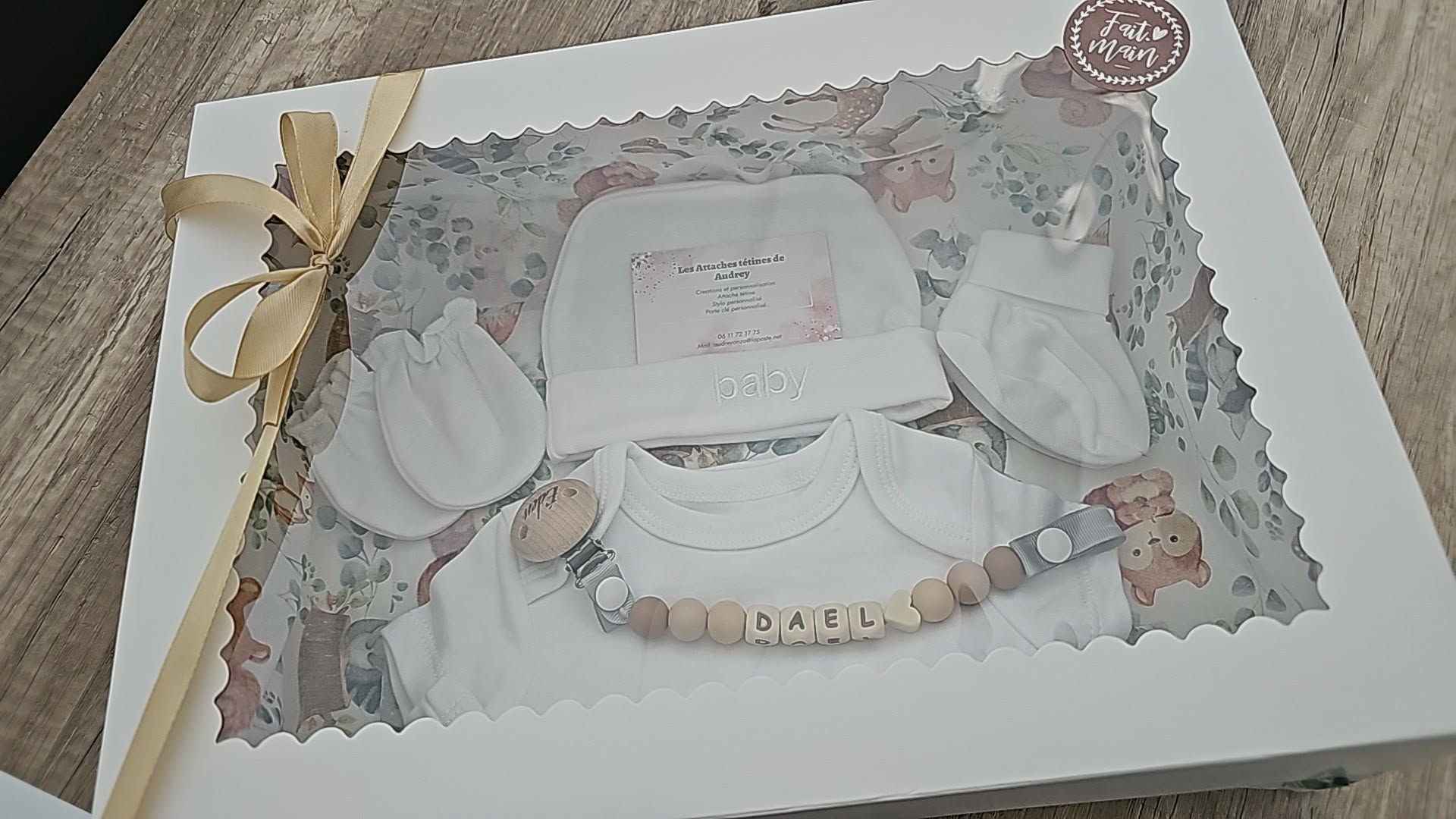 Coffret naissance a personnaliser avec attache tetine dans le coffret