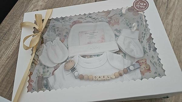 Coffret naissance a personnaliser avec attache tetine dans le coffret