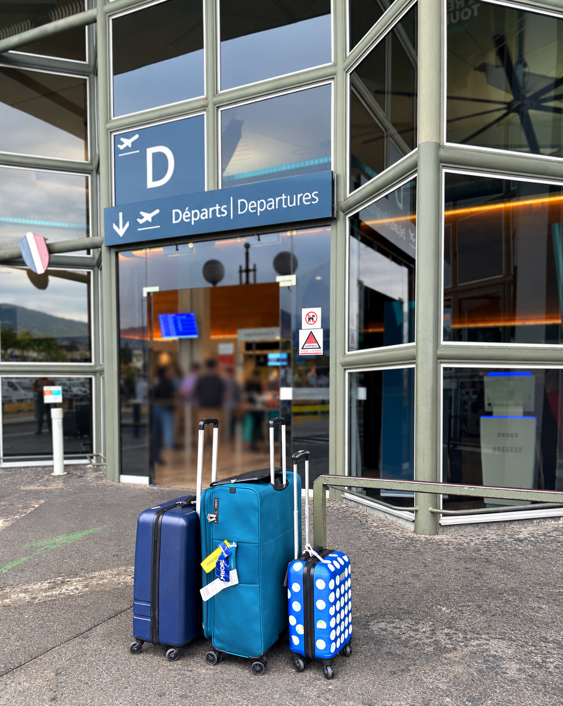 Valises devant l'aéroport Roland-Garros à La Réunion, prêtes pour la consigne bagage