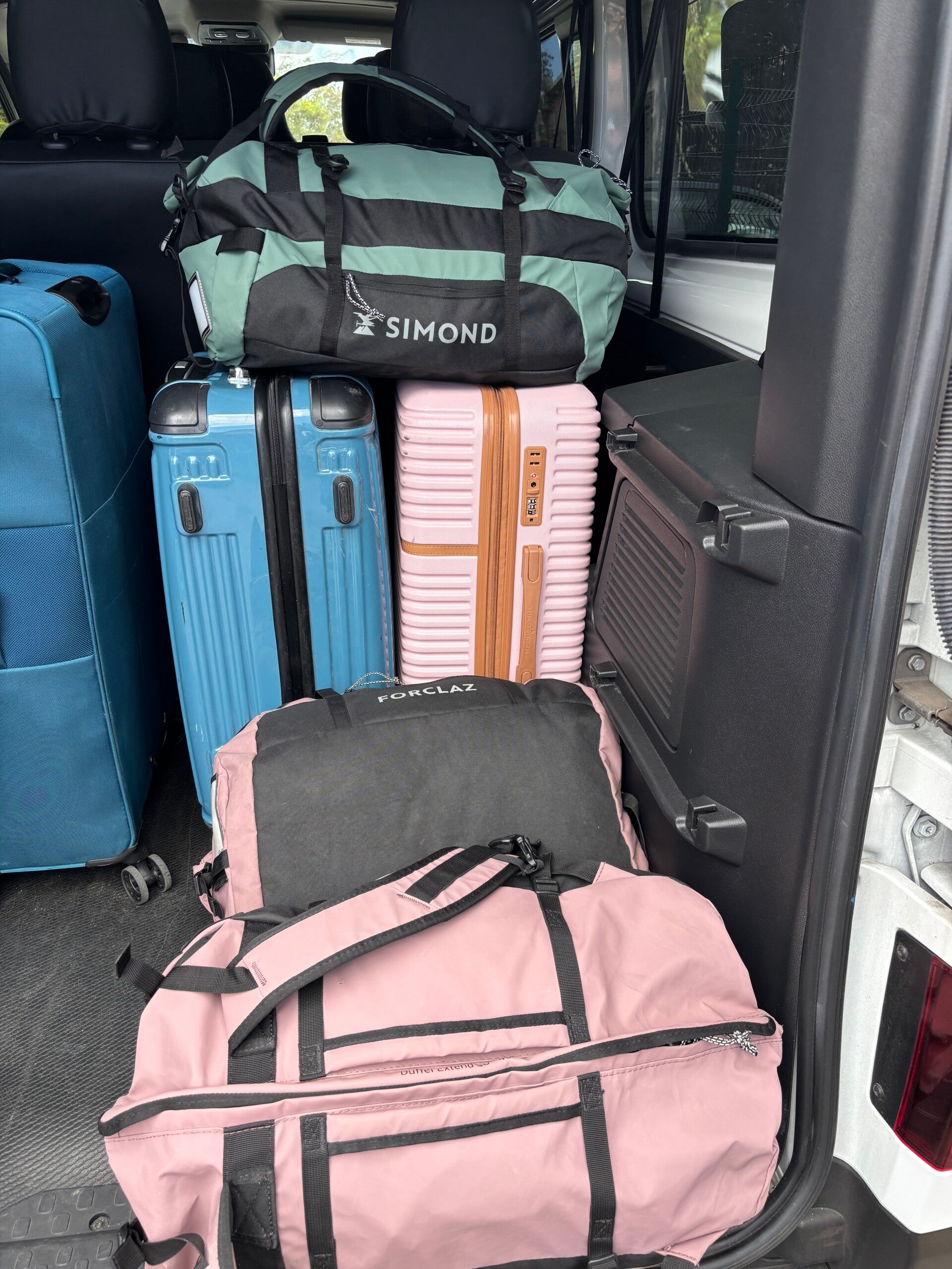 Valises chargées dans le coffre d'un véhicule pour une récupération de bagages à La Réunion