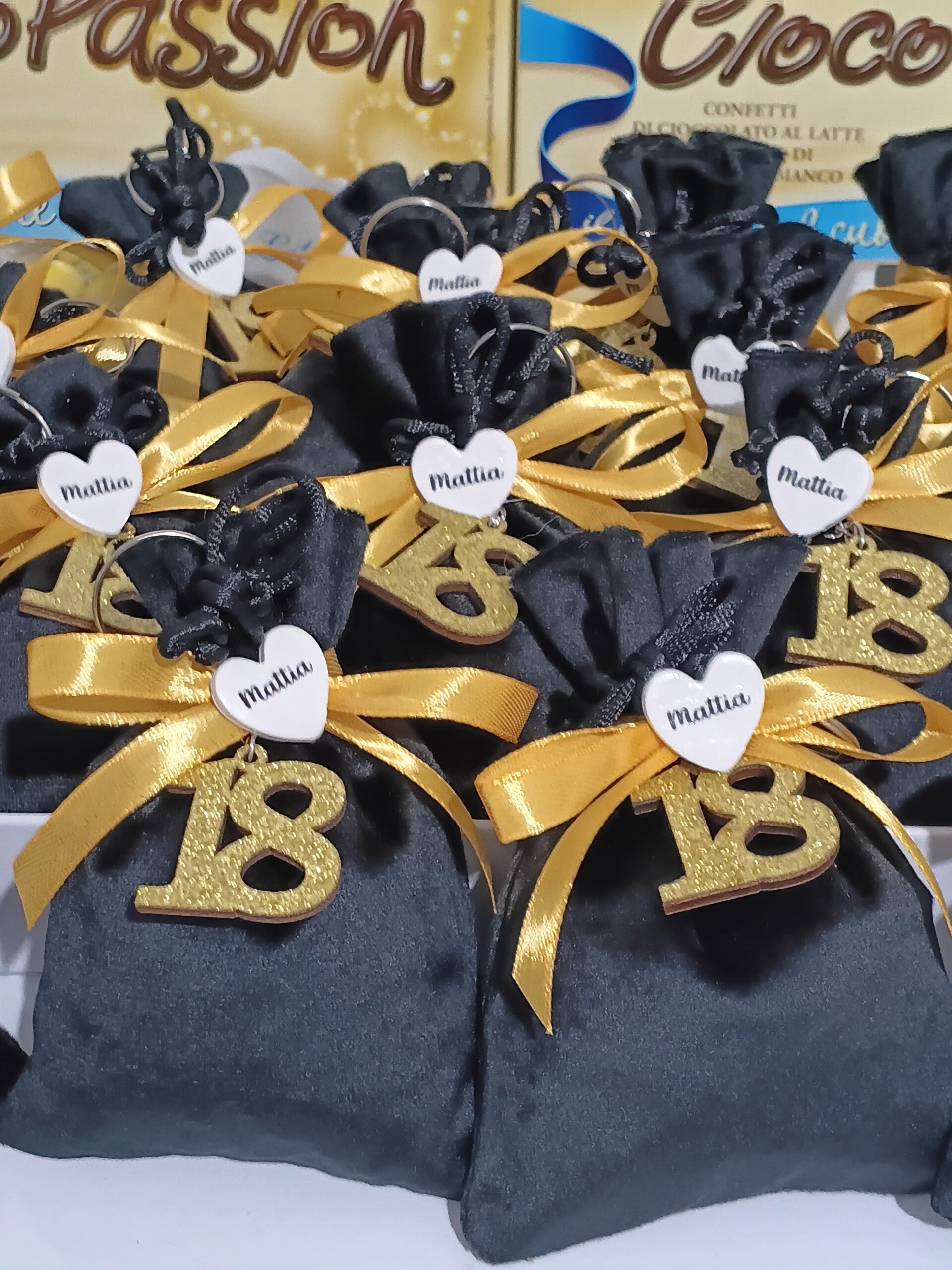 Bomboniera 18 anni portachiavi legno glitter dorato numero 18 ragazzo sacchetto nero oro