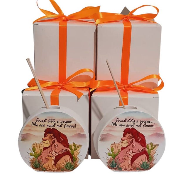 Bomboniera Battesimo bimbo profumatore Simba re leone famiglia diffusore compleanno