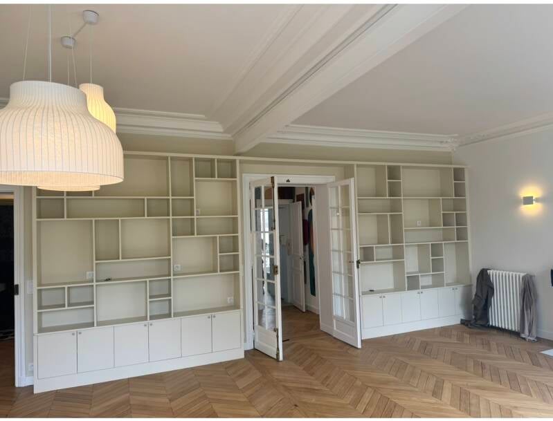Rénovation du salon et bibliothèque sur mesure réalisée et peinte par VP Rénovation à Paris