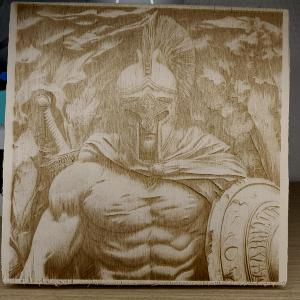 Gravure sur bois ( contreplaqué de peuplier ) Guerrier spartiate 20x20CM