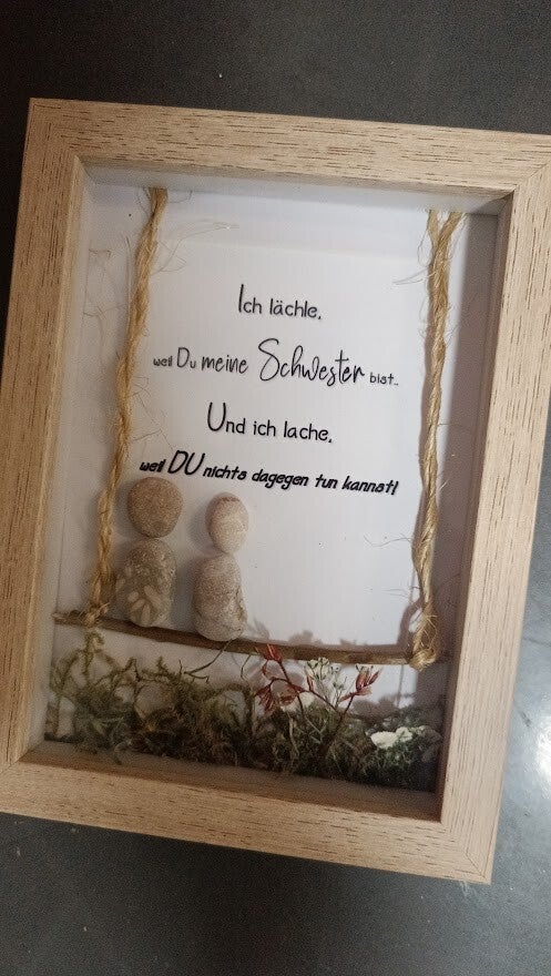 Steinbild "Ich lächle weil du meine Schwester bist und ich lache weil du nichts dagegen tun kannst"