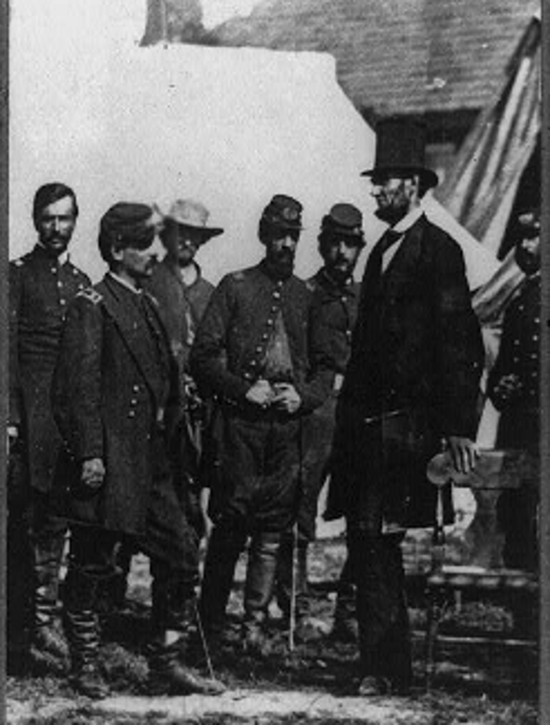 Abraham Lincoln on the battlefield in Antietam, Md., October 1862. Photograph by Alexander Gardner.