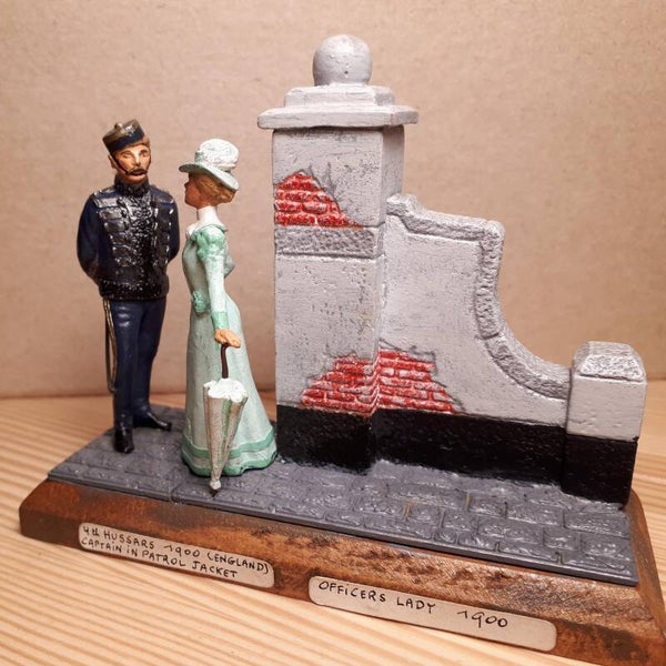 Diorama 54mm Street scene Hussar & Lady