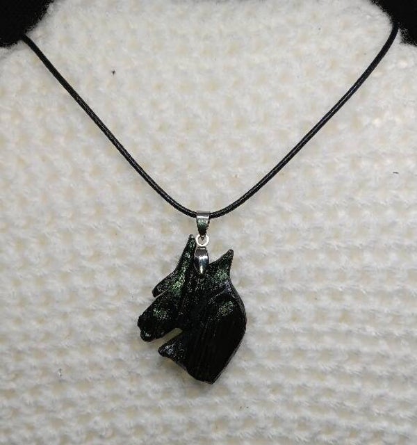 Pendentif cheval sculpté 03