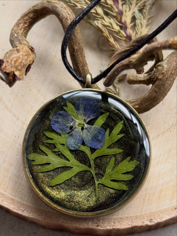 Mystischer Blumenschmuck: Ehrenpreis Halskette - Waldschmuck mit echter Blüte und Gräsern - Naturschmuck Unikat