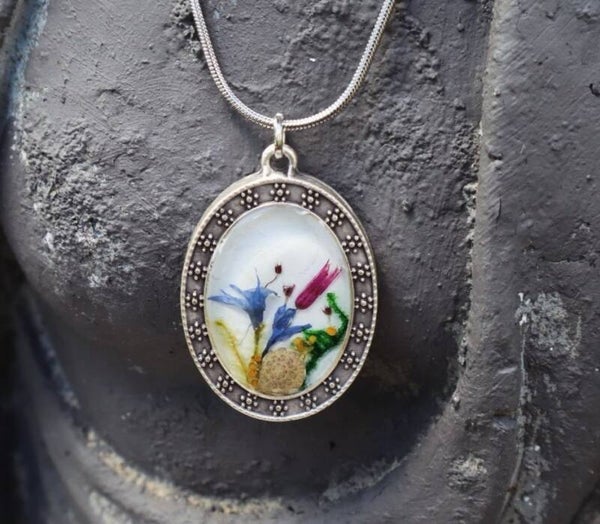 Ein Stück Sommerwiese: Naturschmuck Halskette mit echter Kornblume, Moos und Blüten | Waldschmuck Unikat