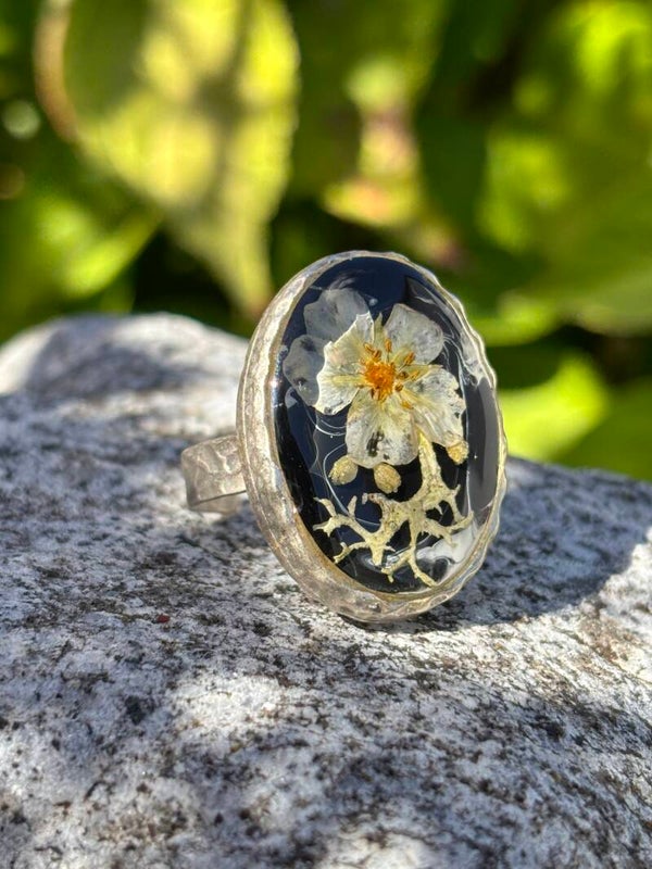 Handgemachter Blumenring mit echter Blüte und Flechten - Naturschmuck B-Ware