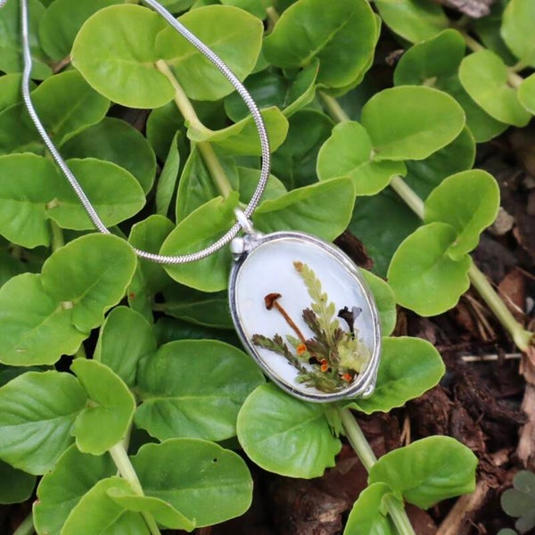 Mystischer Waldschmuck: Ovale Statement Kette mit echtem Mini-Pilz, Farn & Flechten - Naturschmuck aus Epoxidharz