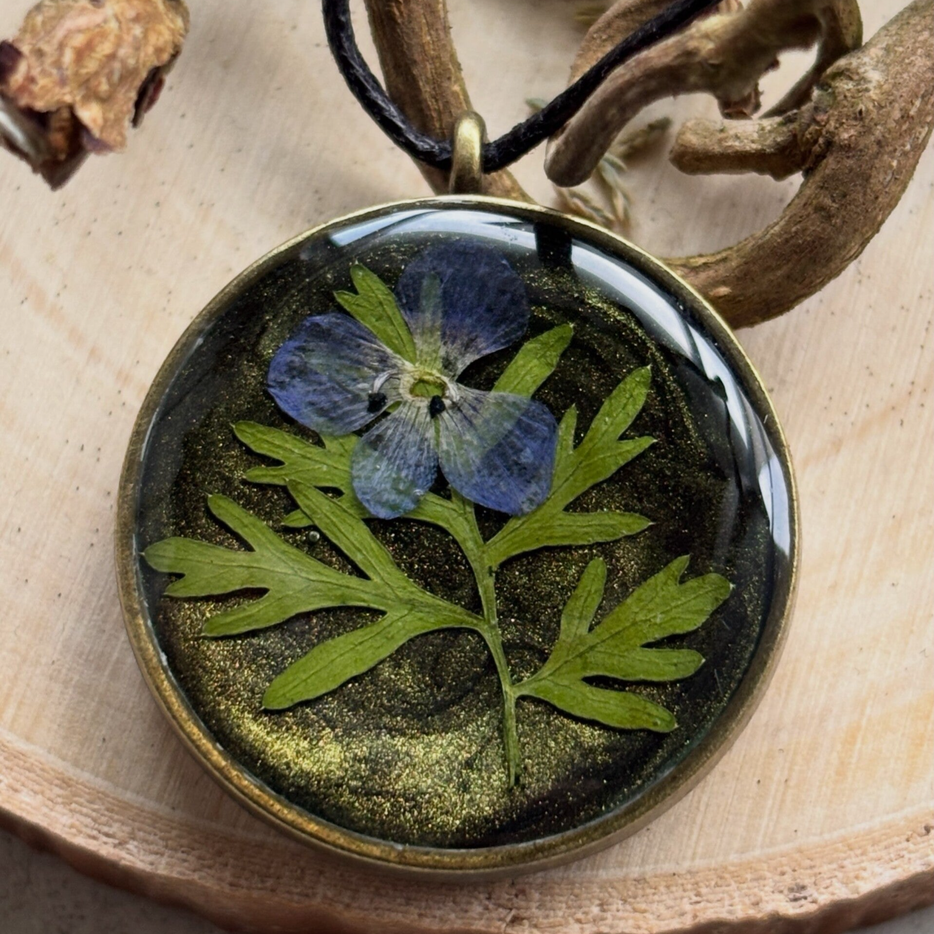 Mystischer Blumenschmuck: Ehrenpreis Halskette - Waldschmuck mit echter Blüte und Gräsern - Naturschmuck Unikat